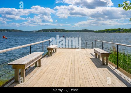 Piccolo molo di legno sulla costa scandinava Foto Stock