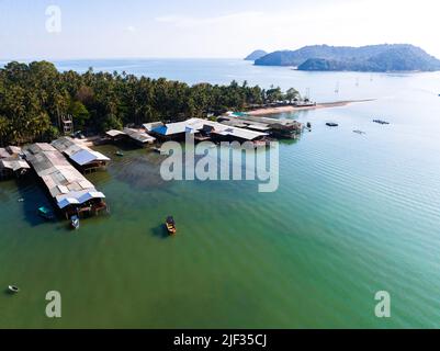 Vista aerea di Koh Phitak o Phithak isola a Chumphon, Thailandia Foto Stock