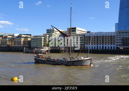 La chiatta di vela del Tamigi 'Will' sul Tamigi vicino al London Bridge Hospital. Il serbatoio è uno dei più grandi del suo tipo. Foto Stock