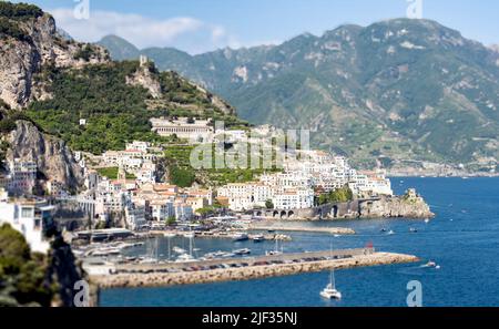 Vista dall'alto, splendida vista aerea del villaggio di Atrani. Atrani è una città della Costiera Amalfitana in provincia di Salerno. Foto Stock