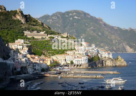 Vista dall'alto, splendida vista aerea del villaggio di Atrani. Atrani è una città della Costiera Amalfitana in provincia di Salerno. Foto Stock