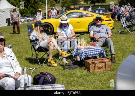 FOTO:JEFF GILBERT 22nd Maggio 2022 Henley-on-Thames, Regno Unito gli appassionati di auto apprezzano il clima caldo del weekend Supercars & Classics a Stoner Park, Oxfor Foto Stock