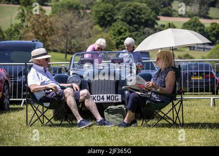 FOTO:JEFF GILBERT 22nd Maggio 2022 Henley-on-Thames, UK gli appassionati di auto John e Marjie Kick cercano di godersi il caldo tempo mentre la gente guarda il loro Foto Stock