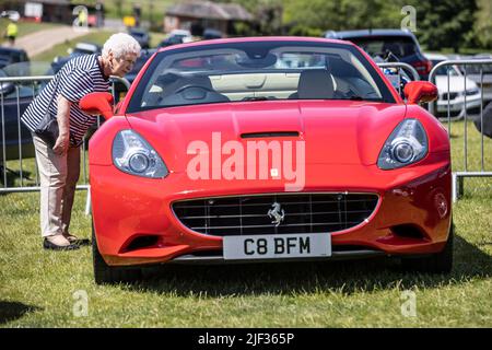 FOTO:JEFF GILBERT 22nd Maggio 2022 Henley-on-Thames, Regno Unito MAI TROPPO TARDI PER Una FERRARI:- gli appassionati di auto godono il caldo tempo al Supercars & Classic Foto Stock