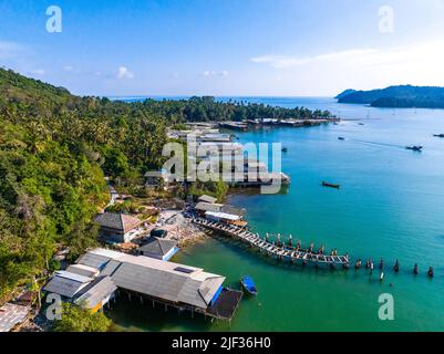 Vista aerea di Koh Phitak o Phithak isola a Chumphon, Thailandia Foto Stock