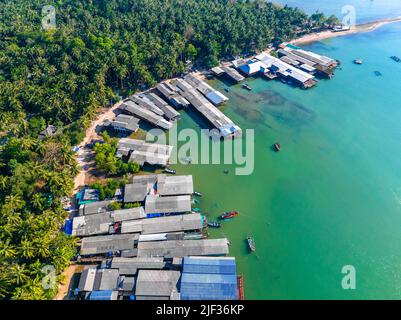 Vista aerea di Koh Phitak o Phithak isola a Chumphon, Thailandia Foto Stock