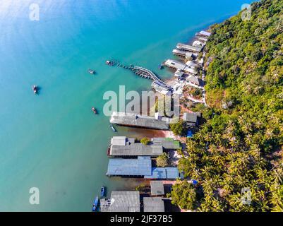 Vista aerea di Koh Phitak o Phithak isola a Chumphon, Thailandia Foto Stock