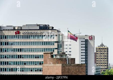 Rotterdam, Paesi Bassi, 18 giugno 2022: Due edifici dell'Hogeschool, con un orgoglio su uno di essi Foto Stock