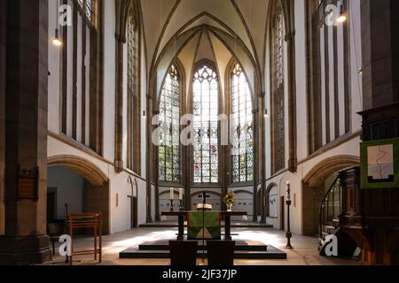 Duisburg, Germania, 25 giugno 2022: Chiesa di San Salvatore Duisburg all'interno, sala d'altare o coro nella navata guardando ad est, la basilica gotica è oggi un Pr Foto Stock