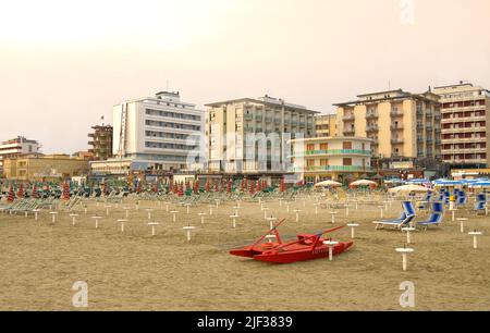 lido Gatteo al Mare, case vacanza sullo sfondo, Rimini, Emilia-Romagna, Riccione Foto Stock