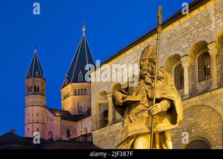 San Bonifacio di fronte alla Cappella del Gottardo, dietro la Cattedrale di Mainz, Germania, Renania-Palatinato, Magonza Foto Stock