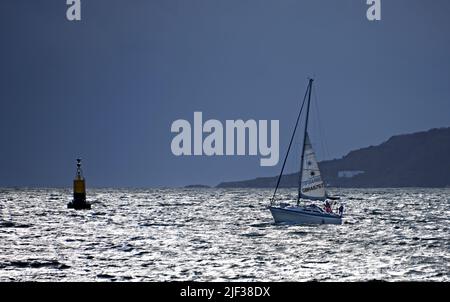 Yacht a vela sotto la vela maestra pesantemente rinforzata in forte vento Foto Stock