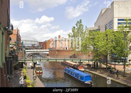 Barche strette al gas Street Basin di Birmingham, Regno Unito, Inghilterra Foto Stock