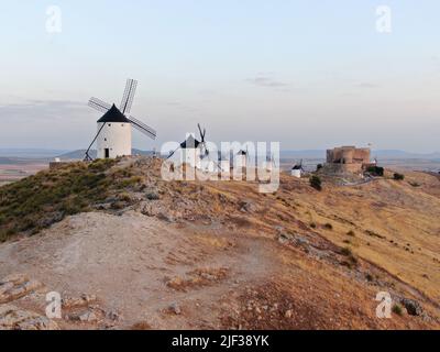 Veduta aerea di sette mulini a vento con un castello a Consuegra.. Don Chisciotte. Spagna Foto Stock