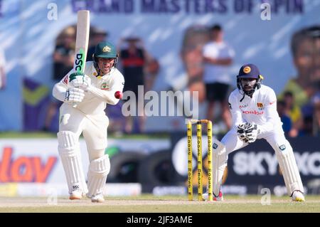 Galle, Sri Lanka. 29th giugno 2022. Usman Khawaja in Australia suona un colpo durante il 1st giorno della partita di cricket di prova del 1st tra Sri Lanka e Australia al Galle International Cricket Stadium di Galle il 29th giugno 2022. Viraj Kothalwala/Alamy Live News Foto Stock