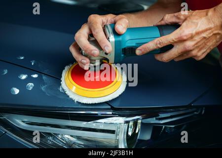 lucidatura della carrozzeria con lucidatrice orbitale. officina di dettaglio, riparazione dei graffi Foto Stock
