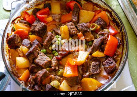 Il Kaldereta di manzo è uno stufato di filippino o casseruola fatto con manzo, patate, carote, piselli e olive cotte insieme in un unico recipiente. Foto Stock