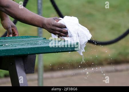 Londra, UK, 29th giugno 2022: Un dipendente asciuga un tavolo all'All England Lawn Tennis and Croquet Club di Londra. Credit: Frank Molter/Alamy Live news Foto Stock