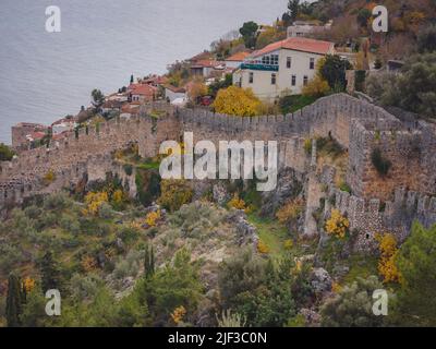 Alanya, turchia, passeggiata invernale sul mare mediterraneo. Vista esterna delle case all'interno del Castello di Alanya. Numerose ville sono state costruite all'interno delle mura nel 19th ce Foto Stock