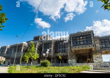 Pristina, Kosovo - Giugno 2022 - Biblioteca Nazionale del Kosovo a Pristina. La biblioteca è uno dei luoghi più famosi di Pristina, Kosovo Foto Stock