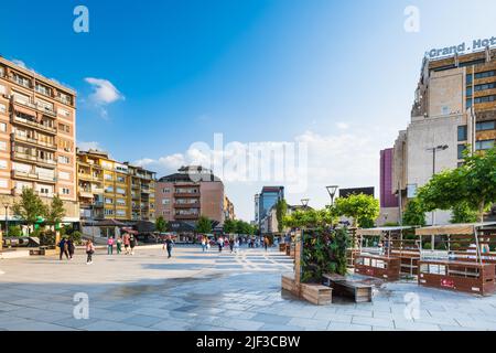 Pristina, Kosovo - Giugno 2022: Pristina centro vista sulla strada nel centro. Paesaggio urbano della zona centrale di Pristina, la capitale del Kosovo. Foto Stock