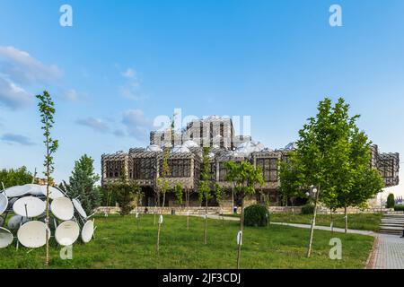 Pristina, Kosovo - Giugno 2022 - Biblioteca Nazionale del Kosovo a Pristina. La biblioteca è uno dei luoghi più famosi di Pristina, Kosovo Foto Stock