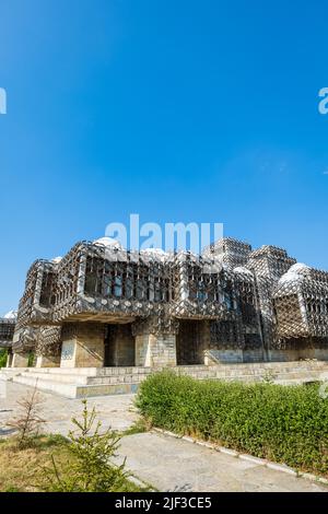 Pristina, Kosovo - Giugno 2022 - Biblioteca Nazionale del Kosovo a Pristina. La biblioteca è uno dei luoghi più famosi di Pristina, Kosovo Foto Stock