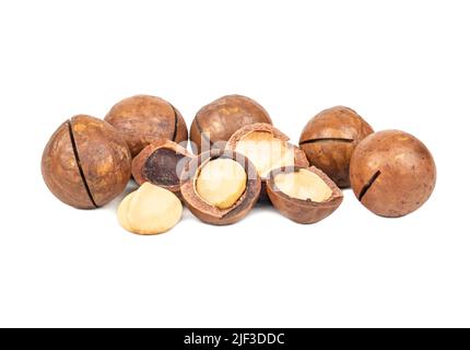 Deliziose noci di macadamia con noccioli su fondo bianco Foto Stock