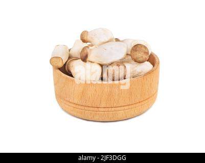 Funghi Eringi in una ciotola di legno isolata su un bianco sfondo Foto Stock