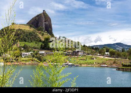 Guatape, Antioquia / Colombia - 25 maggio 2022. Grande pietra di Guatape situato nella regione più turistica di Antioquia Foto Stock