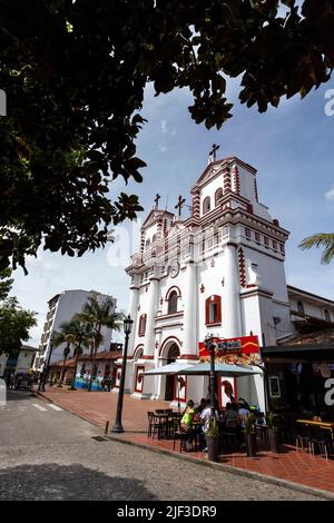 Guatape, Antioquia - Colombia - 25 maggio 2022. Tricicli a motore decorati come chivas tradizionale nella città turistica di Guatapé. Foto Stock