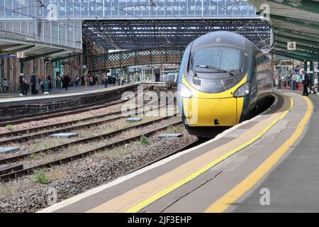 Treno Avanti West Coast che arriva al binario 4 alla stazione Carlisle Citadel. Foto Stock