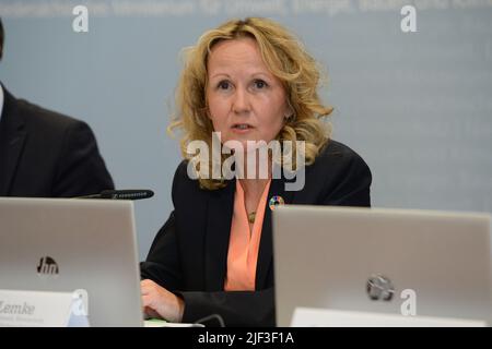 Hannover, Germania. 29th giugno 2022. Il Ministro federale per l'ambiente, la conservazione della natura, la sicurezza nucleare e la protezione dei consumatori, Steffi Lemke, terrà una conferenza stampa all'inizio della Giornata tedesca per la conservazione della natura del 36th presso il centro congressi. Fino a sabato si riuniranno circa 1000 partecipanti provenienti da autorità, associazioni per la conservazione della natura ed esperti freelance. Secondo gli organizzatori, l'attenzione sarà rivolta principalmente alle questioni che derivano dalle conseguenze del cambiamento climatico e dell'uso del territorio. Credit: Frank Tunnat/dpa/Alamy Live News Foto Stock