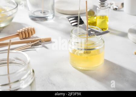 Set per candele, stoppino, profumo, olio aromatizzato alla cera di soia, eco -friendly bianco naturale fatto in casa. Idea per un hobby, affari.  Produzione di candele fai-da-te alla moda Foto stock - Alamy