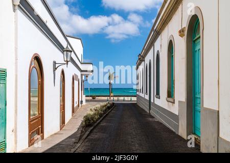 Affascinante strada tradizionale con case dipinte di bianco e finestre e porte colorate a Arrecife, Lanzarote, Isole Canarie, Spagna Foto Stock