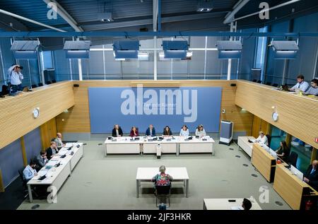 L'Aia, Paesi Bassi, 2022-06-29 13:46:04 L'AIA - l'ex ministro Annemarie Jorritsma (Affari economici) è ascoltato sotto giuramento nella Sala di polling della Camera dei rappresentanti durante il terzo giorno delle audizioni pubbliche della commissione d'inchiesta parlamentare per l'estrazione del gas naturale a Groningen. La commissione sta studiando gli anni della perforazione di gas nella provincia. BART SIZE olanda out - belgio out Foto Stock