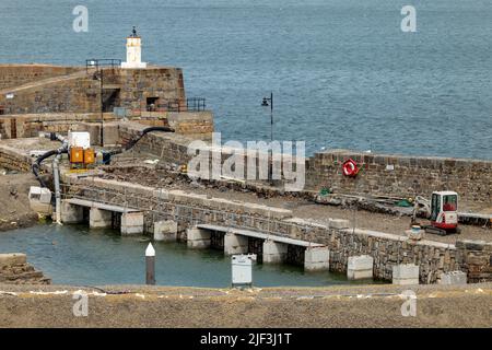 28 giugno 2022. Banff Harbour, Aberdeenshire, Scozia. Questa è la scena del lavoro di riparazione di uno dei moli esterni di Banff Harbour. Foto Stock