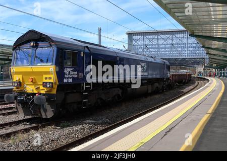 Locomotiva n. 66108 della classe DRS 66 posta nella linea centrale della stazione Carlisle Citadel con un treno merci corto il 15th giugno 2022. Foto Stock