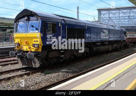 Locomotiva n. 66108 della classe DRS 66 posta nella linea centrale della stazione Carlisle Citadel con un treno merci corto il 15th giugno 2022. Foto Stock