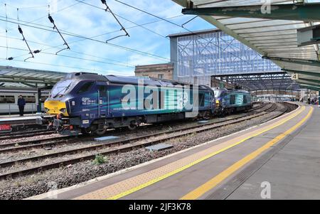 Locomotive DRS classe 68 NOS 68008 Avenger e 68009 Titan in posizione centrale alla stazione Carlisle Citadel. Foto Stock