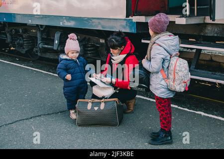 6 marzo 2022, ZÂ·hony, Szabolcs-SzatmÃr-Bereg, Ungheria: Le donne rifugiate ucraine controllano i biglietti del treno. La stazione ferroviaria di ZÃhony è il principale punto di accesso dell'Ungheria per migliaia di rifugiati in fuga dall'invasione russa. (Credit Image: © Lara Hauser/SOPA Images via ZUMA Press Wire) Foto Stock