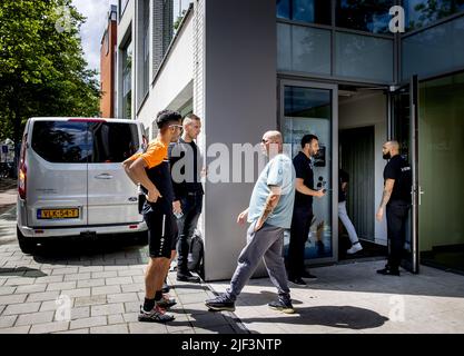 2022-06-29 14:22:39 AMSTERDAM - alcuni piloti Uber sono invitati per una conversazione durante una campagna per la sede della compagnia di taxi. I piloti protestano contro il blocco dei piloti da parte di Uber. La compagnia di taxi ha bloccato i conducenti che annullano troppi viaggi per tre settimane. ANP KOEN VAN WEEL olanda OUT - belgio OUT Foto Stock