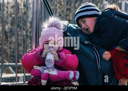 14 marzo 2022, VyÅné NemeckÃ, distretto di Sobrance, Slovacchia: Due bambini sono seduti al pavimento. Dall'invasione russa, migliaia di rifugiati ucraini hanno attraversato il confine a VyÅné Nemecké, Slovacchia. Molti di loro si sono spostati in Europa o hanno soggiornato nel paese. (Credit Image: © Lara Hauser/SOPA Images via ZUMA Press Wire) Foto Stock