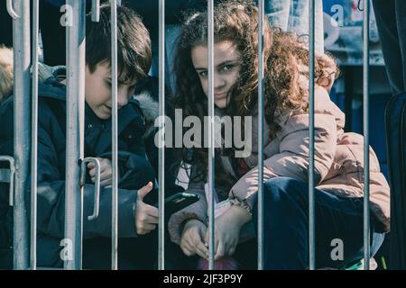 14 marzo 2022, VyÅné NemeckÃ, distretto di Sobrance, Slovacchia: Bambini ucraini in attesa del bus che porta la gente in un più grande centro di rifugiati in un'altra città. Dall'invasione russa, migliaia di rifugiati ucraini hanno attraversato il confine a VyÅné Nemecké, Slovacchia. Molti di loro si sono spostati in Europa o hanno soggiornato nel paese. (Credit Image: © Lara Hauser/SOPA Images via ZUMA Press Wire) Foto Stock