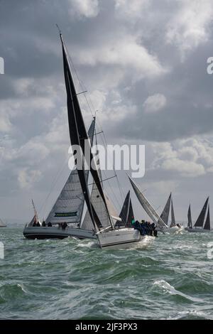 Due Beneteau primi 40 Yacht a vela polverosi P e Skylander, jocky per posizione in acque chopy all'inizio della corsa Isola di Wight Island Foto Stock