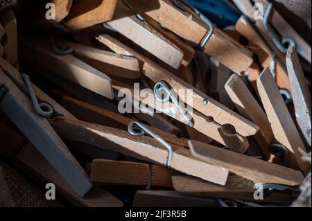 pile assortite di vecchi spilli di panni in un sacchetto utilizzato per appendere il bucato bagnato Foto Stock