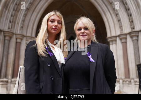 La madre di Archie Battersbee Hollie Dance (a sinistra) e l'amico di famiglia Ella carter, fuori dalla High Court di Londra. Data foto: Mercoledì 29 giugno 2022. Foto Stock