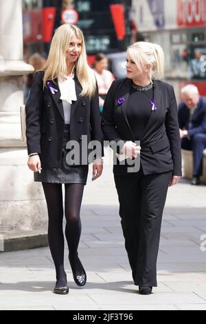 La madre di Archie Battersbee Hollie Dance (a sinistra) e l'amico di famiglia Ella carter, fuori dalla High Court di Londra. Data foto: Mercoledì 29 giugno 2022. Foto Stock