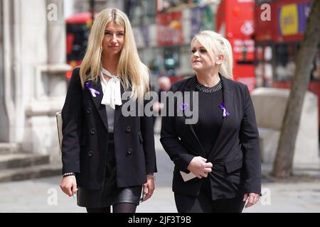 La madre di Archie Battersbee Hollie Dance (a sinistra) e l'amico di famiglia Ella carter, fuori dalla High Court di Londra. Data foto: Mercoledì 29 giugno 2022. Foto Stock