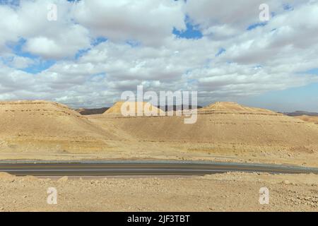 Bella strada al tramonto nel deserto di Negev Israele Foto Stock